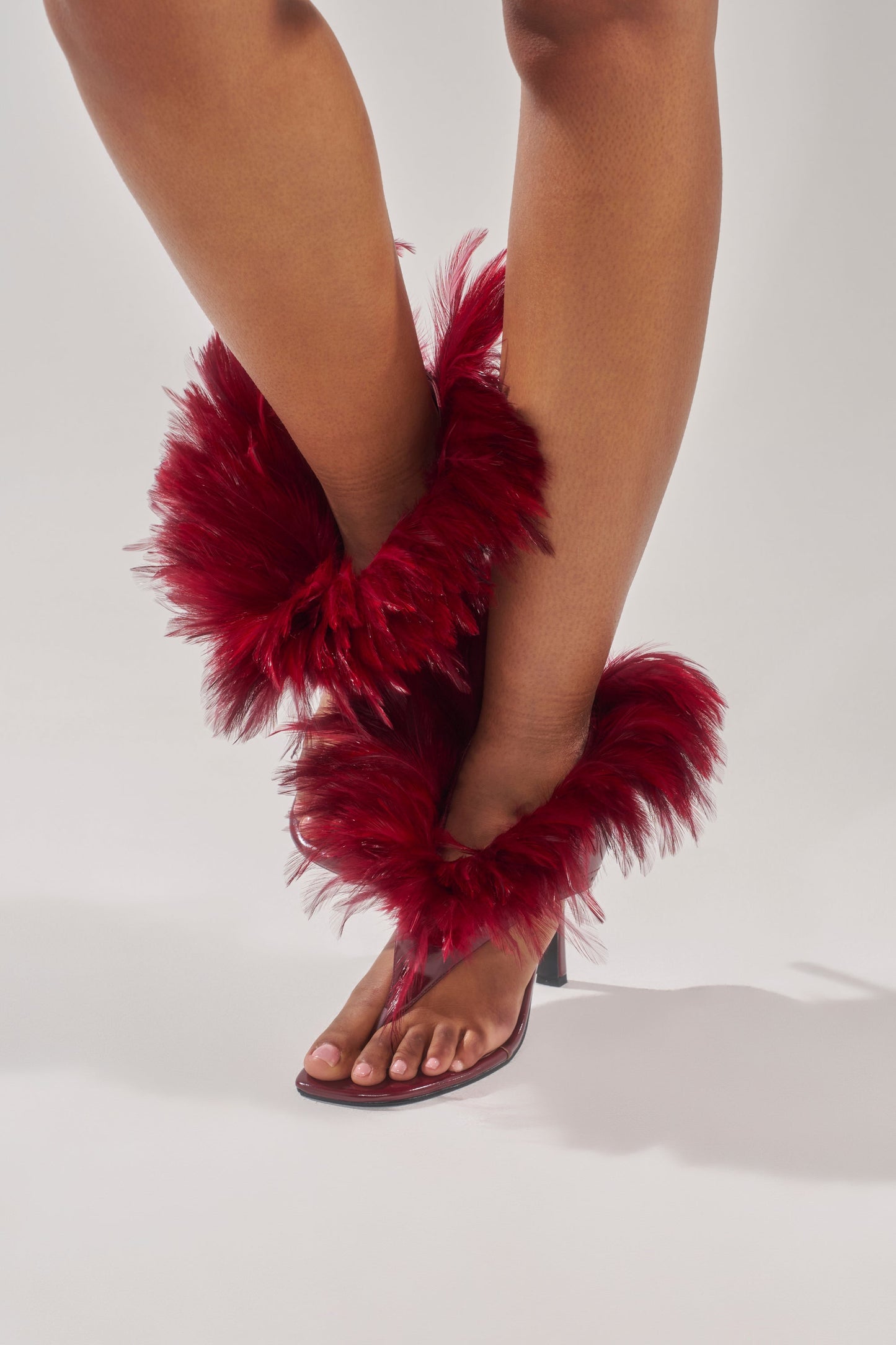 AKIRA GOLD ELIZAVETA BURGUNDY FEATHER THONG SANDAL