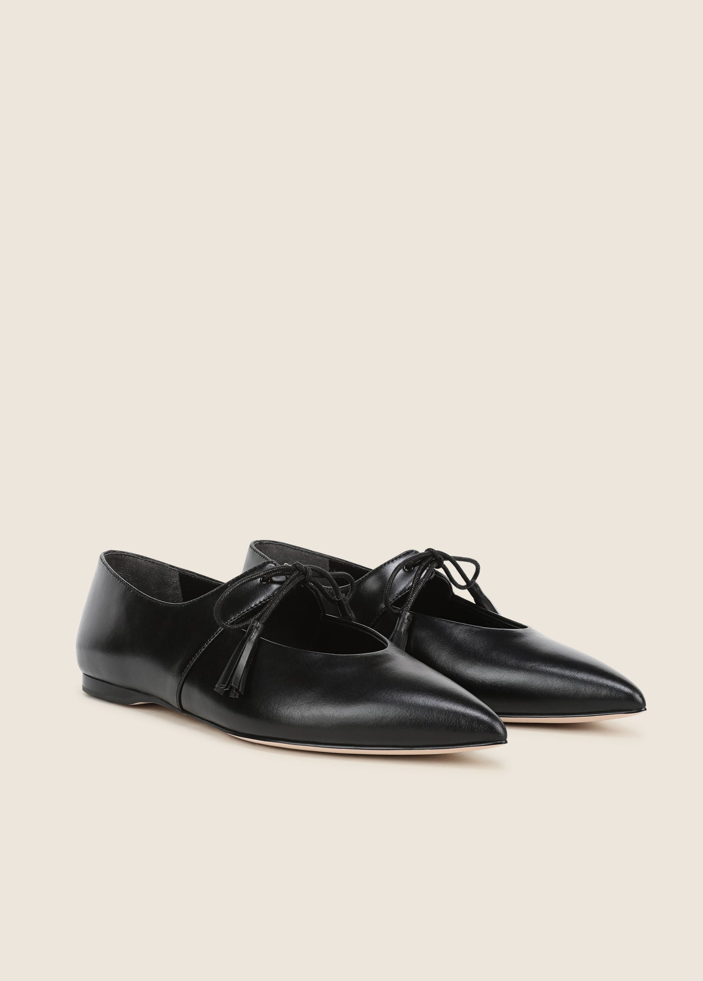 THE LILY TASSEL FLAT