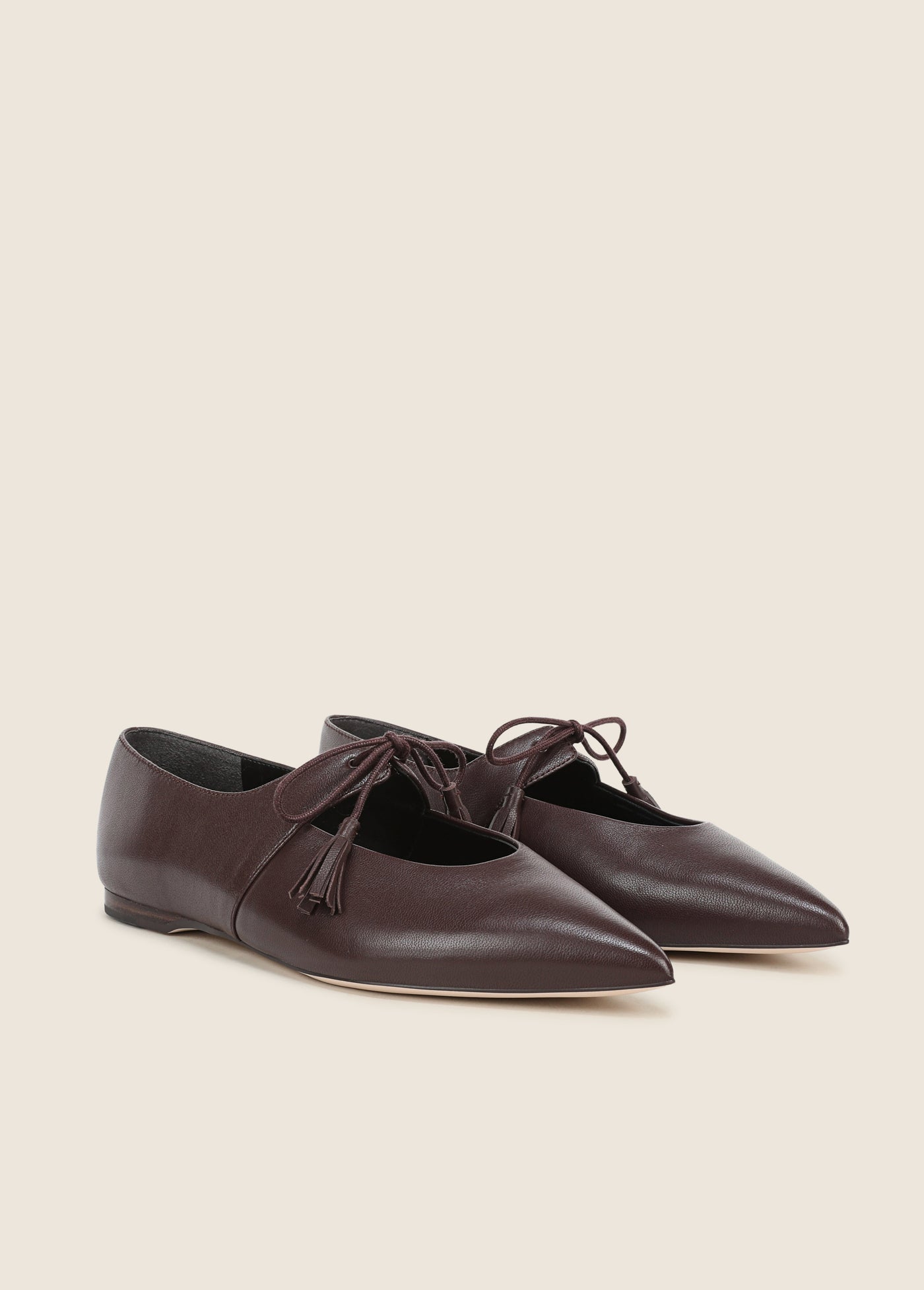 THE LILY TASSEL FLAT