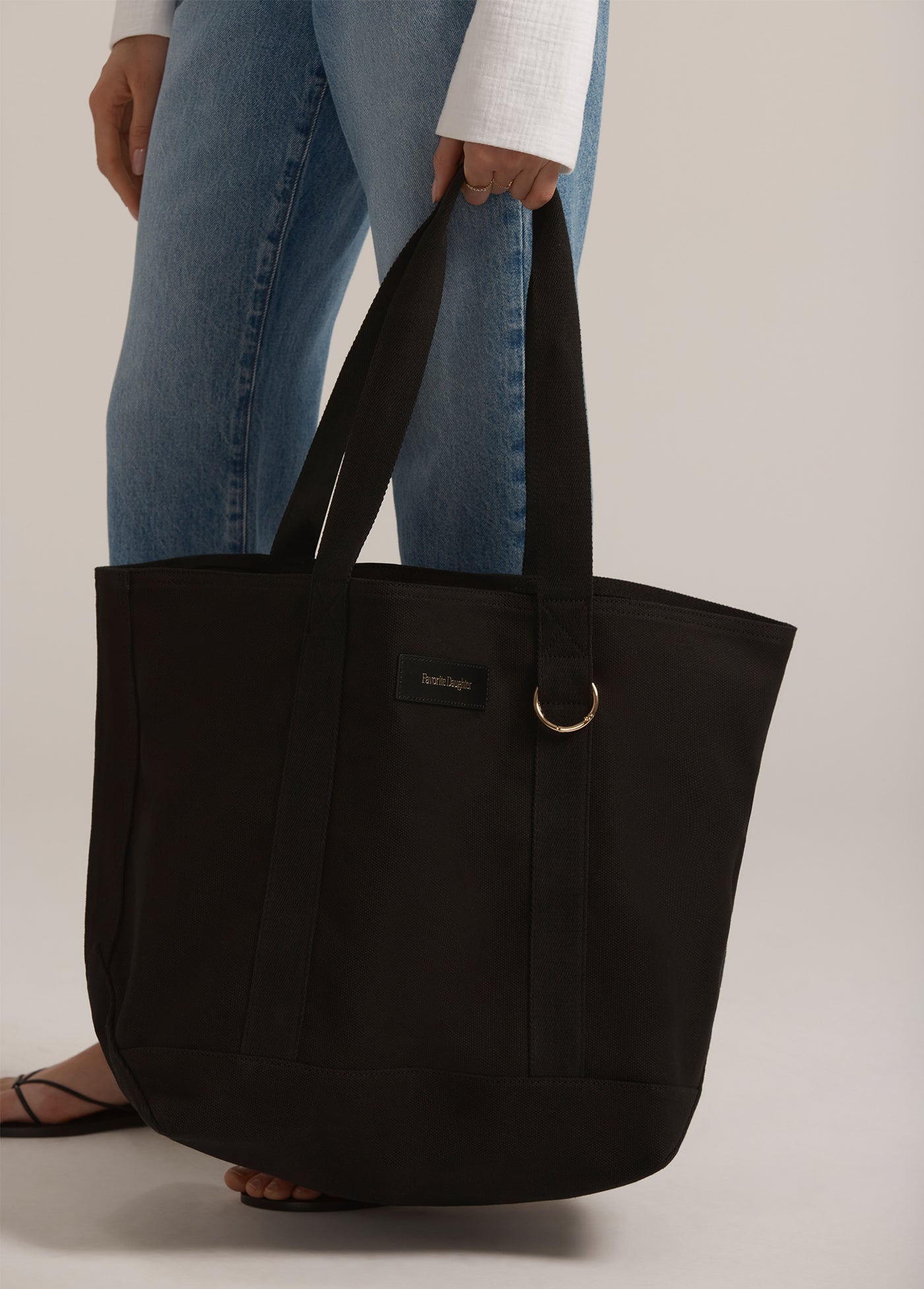 THE TRAVEL TOTE