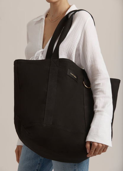 THE TRAVEL TOTE