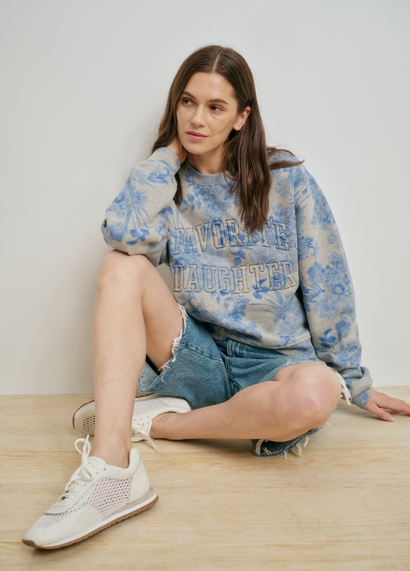 THE FAVORITE CLASSIC EMBOSSED SWEATSHIRT